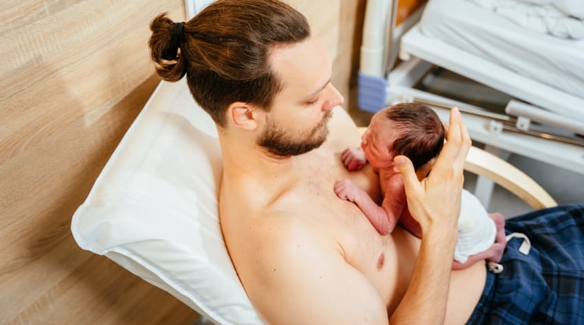 feeding-preterm-baby-body_850.jpg A father bonding with his child with skin-to-skin contact